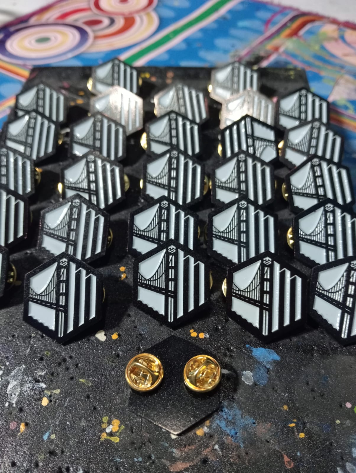 Jasa Bikin Pin Enamel