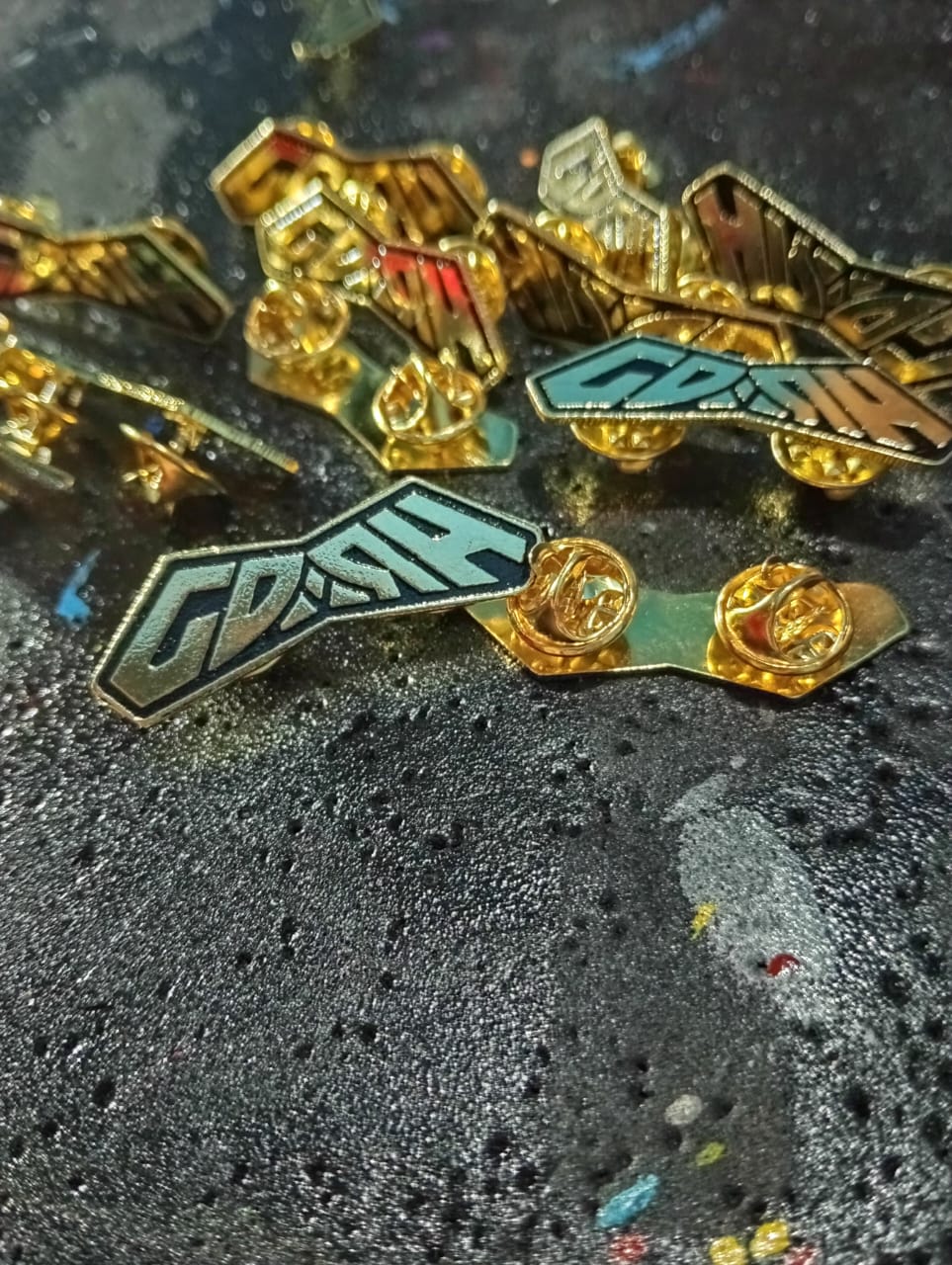 Pin Enamel Chrome Gold Mewah Lapis Emas untuk Souvenir Eksklusif