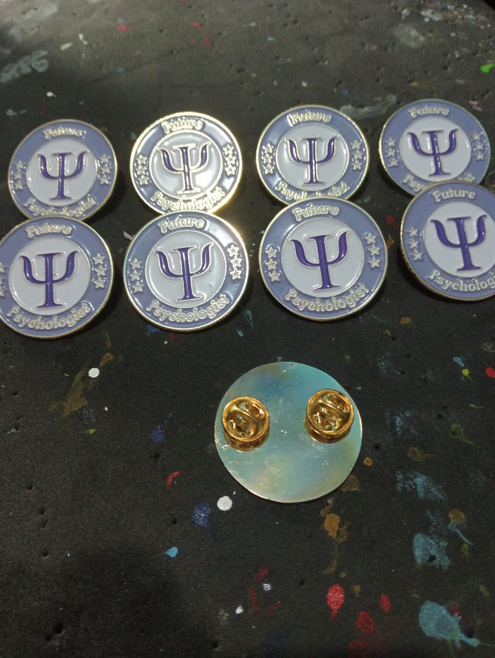 Custom Pin Logam Gold Glossy Tebal 1.5mm Finishing Premium